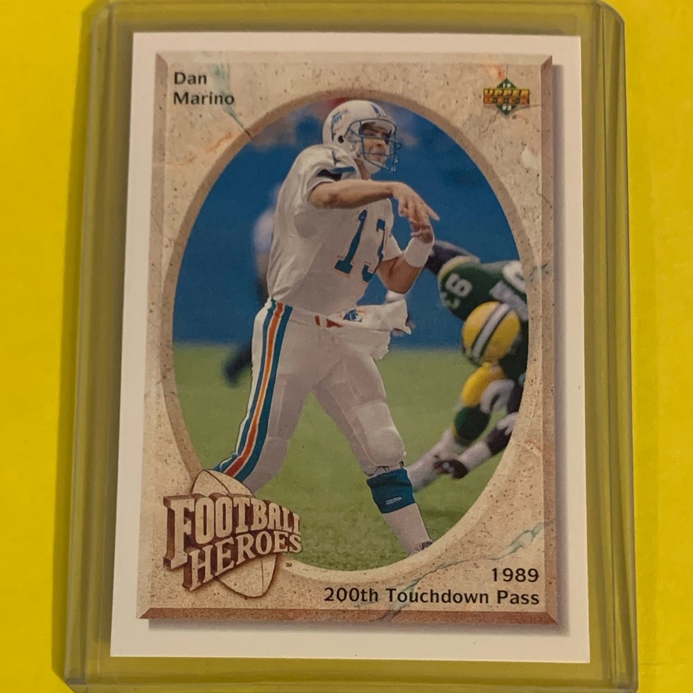 Dan Marino [1989 200th T.D. Pass] #33 1992 Upper Deck Heroes Football Card